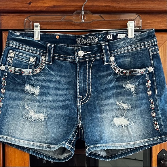 MISS ME: Embellished Distressed Back Pockets Curvy Shorts - Picture 4 of 8